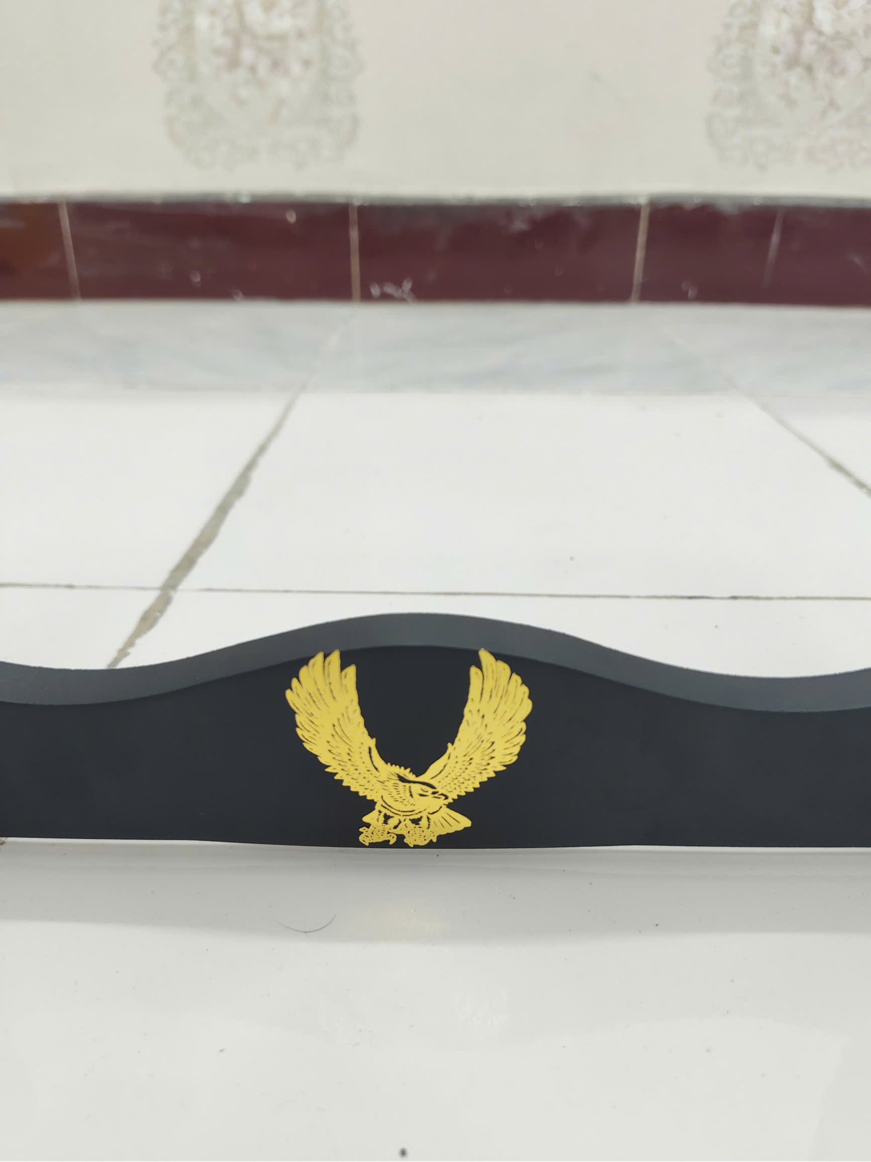 Giá Để Kiếm Gỗ Để Bàn Lót Nhung 4 Tầng Hình Đại Bàng Mạ Vàng