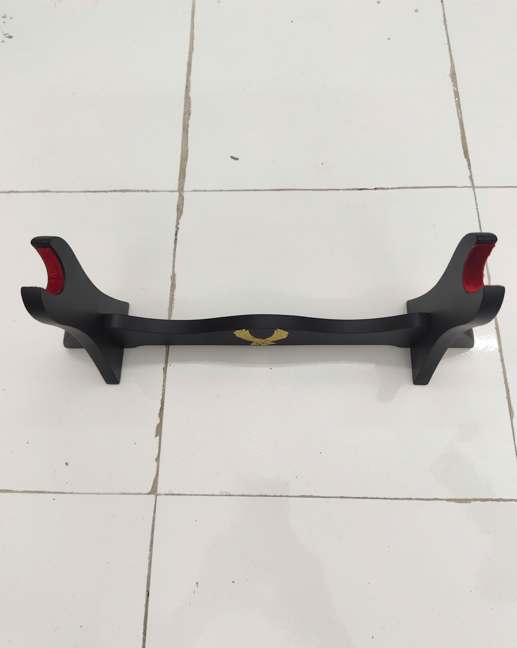 Giá Để Kiếm Gỗ Để Bàn Lót Nhung 4 Tầng Hình Đại Bàng Mạ Vàng