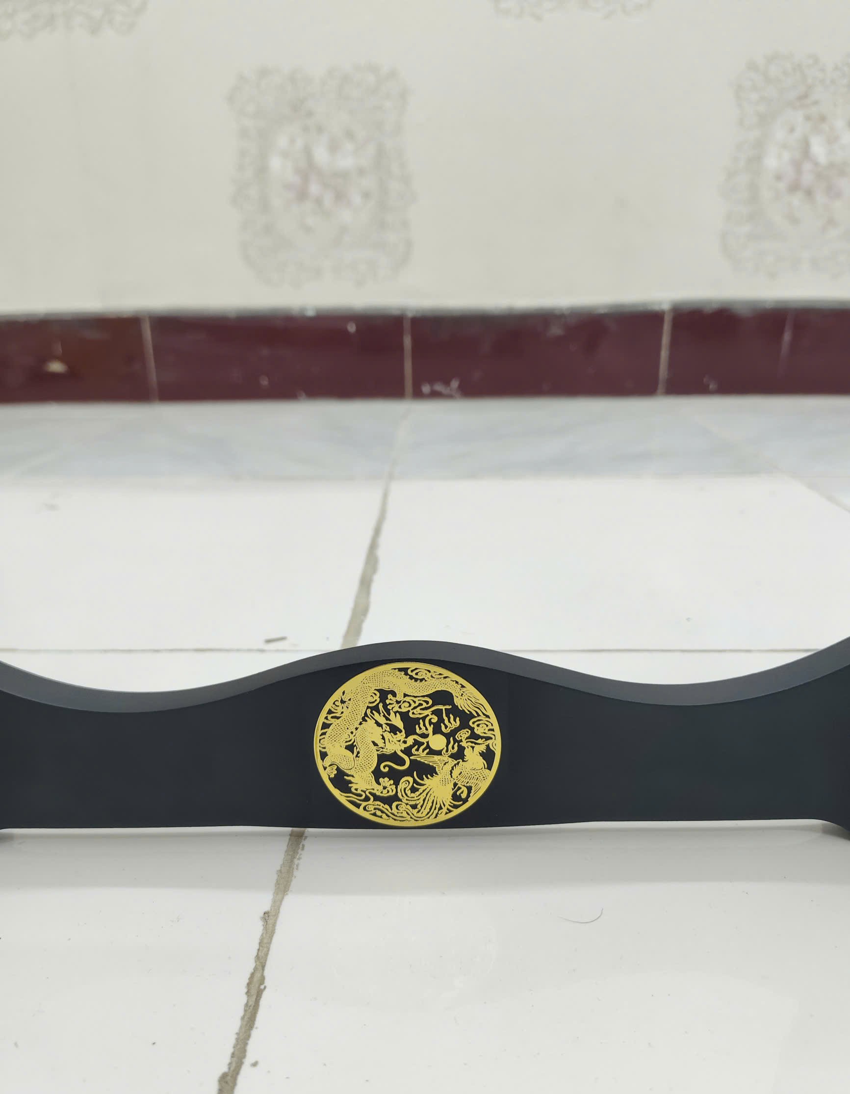 Giá Để Kiếm Gỗ Để Bàn Lót Nhung 3 Tầng Hình Long Phụng Mạ Vàng