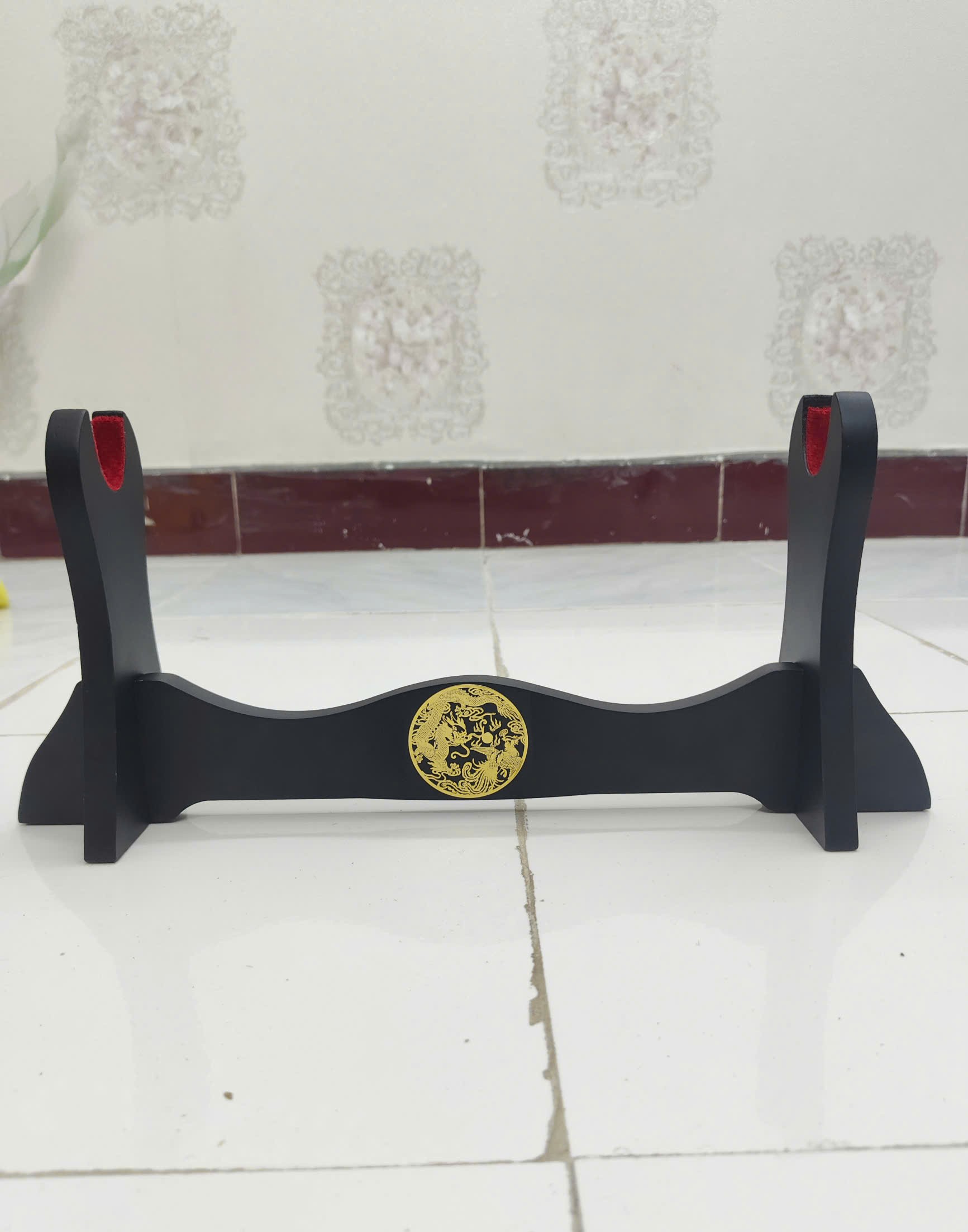 Giá Để Kiếm Gỗ Để Bàn Lót Nhung 3 Tầng Hình Long Phụng Mạ Vàng