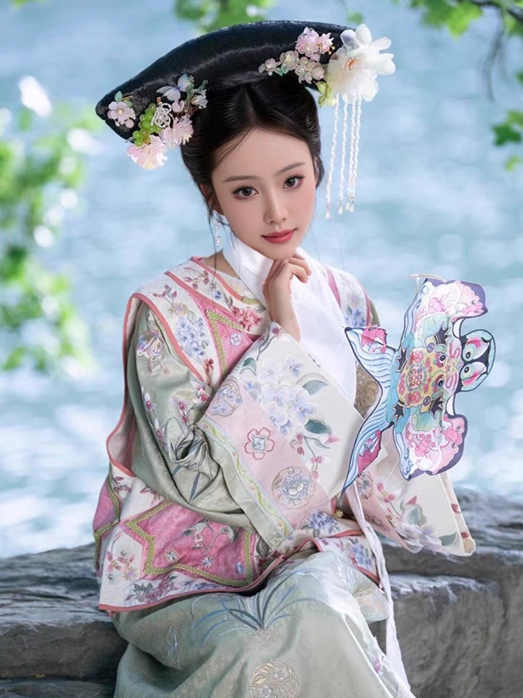 Trang Phục Mãn Thanh Tone Màu Pastel  - Áo Xanh Khoác Hồng