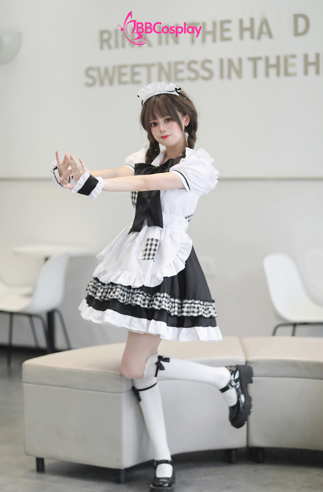 Trang Phục Nàng Hầu Cổ Lá Sen Kèm Tạp Dề Caro - Màu Đen