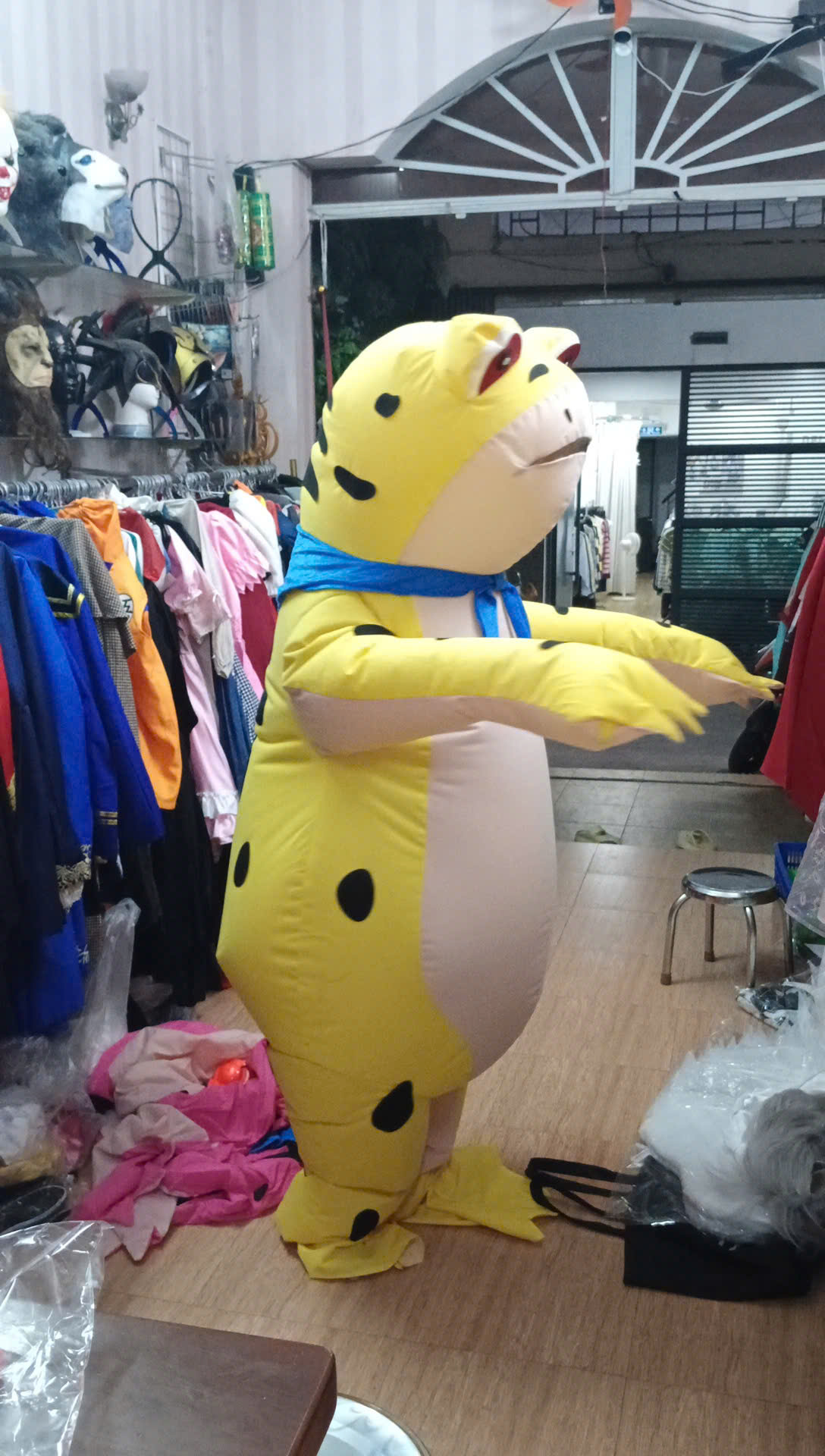 Mascot Ếch Vàng Bơm Hơi Liền Thân - Vải Nhung