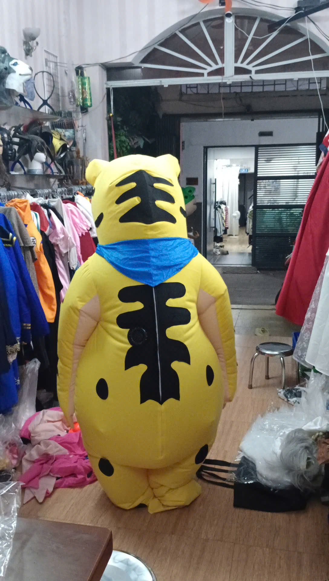 Mascot Ếch Vàng Bơm Hơi Liền Thân - Vải Nhung