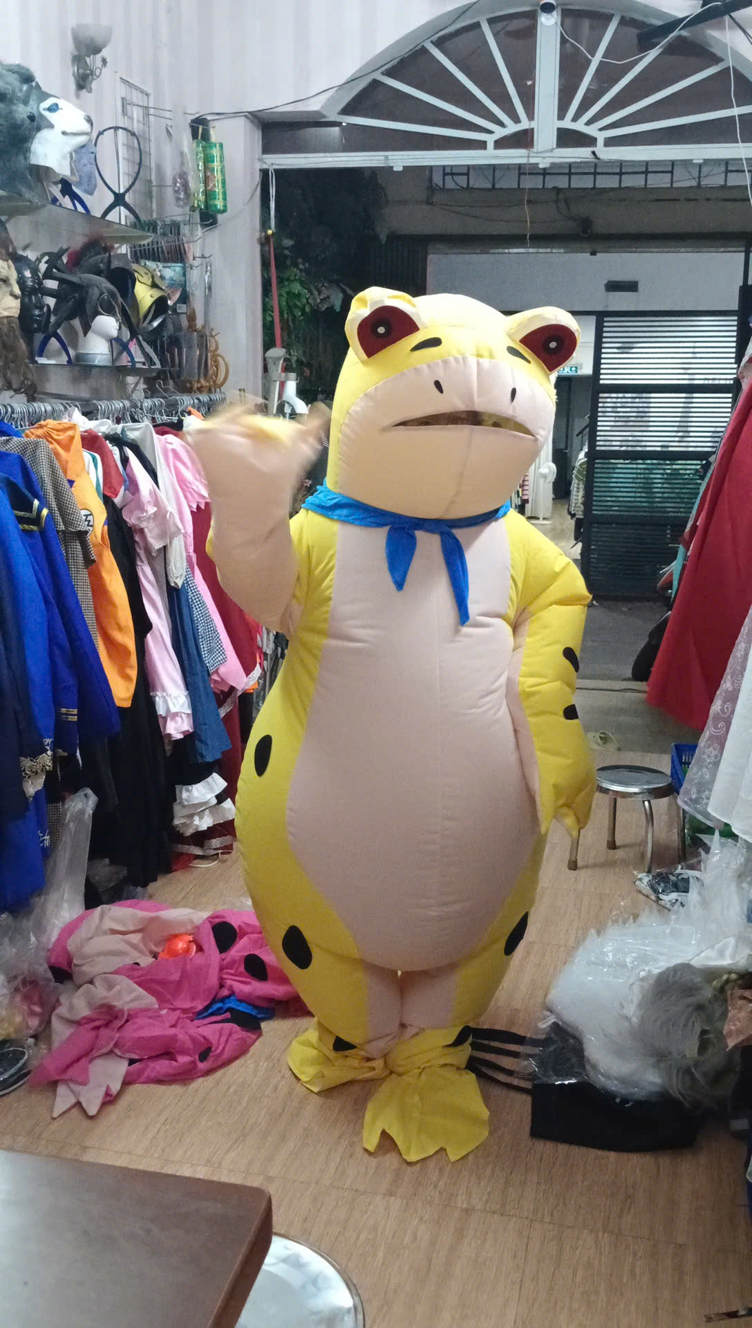 Mascot Ếch Vàng Bơm Hơi Liền Thân - Vải Nhung