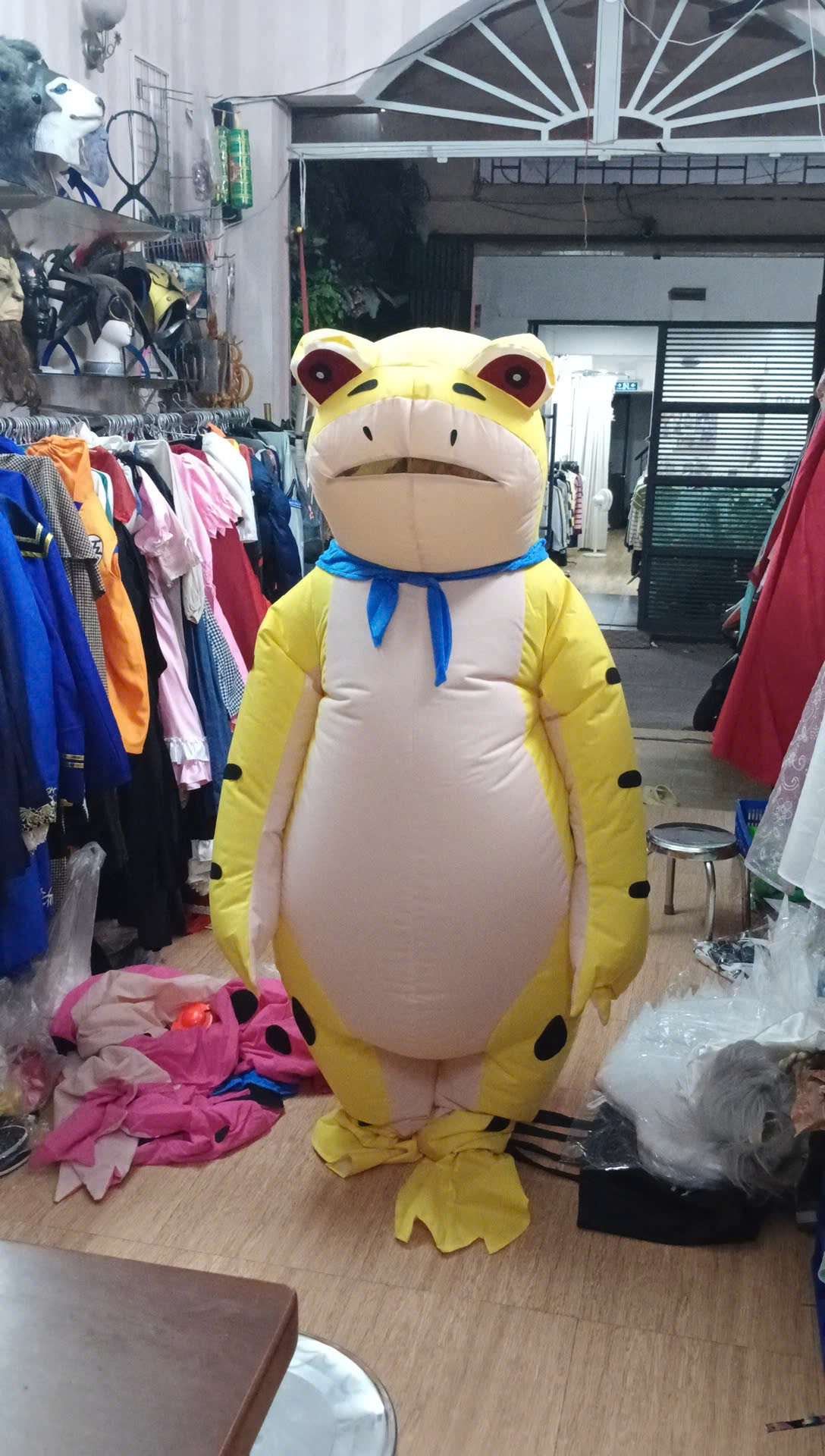 Mascot Ếch Vàng Bơm Hơi Liền Thân - Vải Nhung