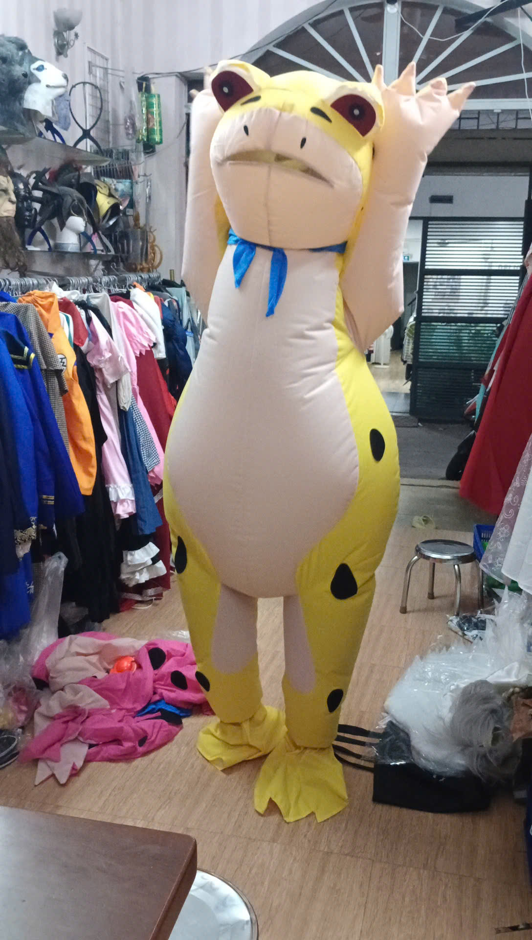 Mascot Ếch Vàng Bơm Hơi Liền Thân - Vải Nhung