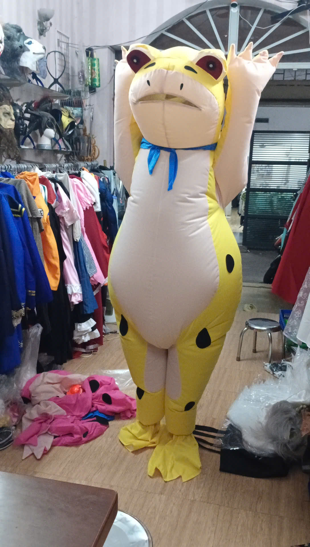 Mascot Ếch Vàng Bơm Hơi Liền Thân - Vải Nhung