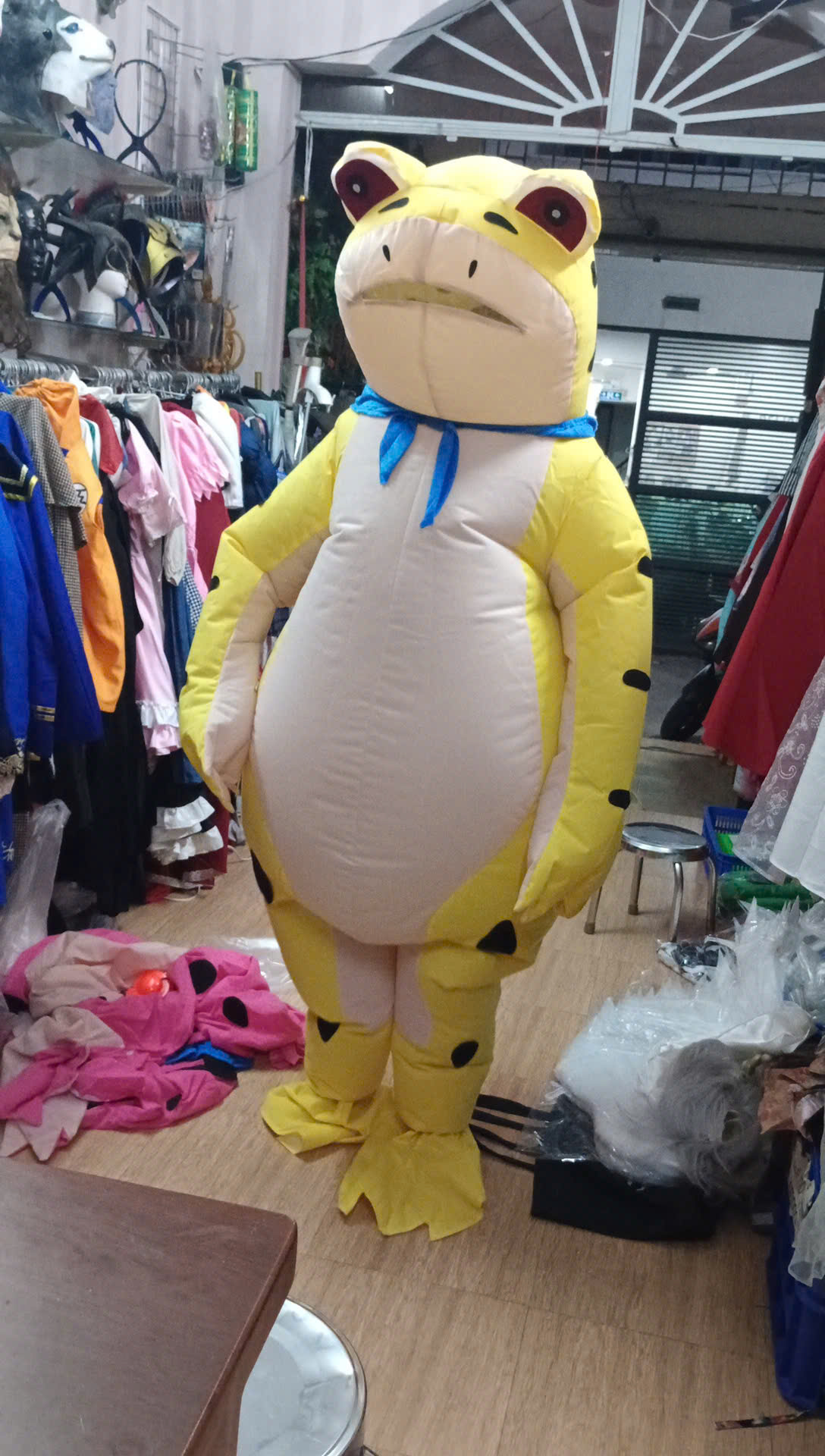 Mascot Ếch Vàng Bơm Hơi Liền Thân - Vải Nhung