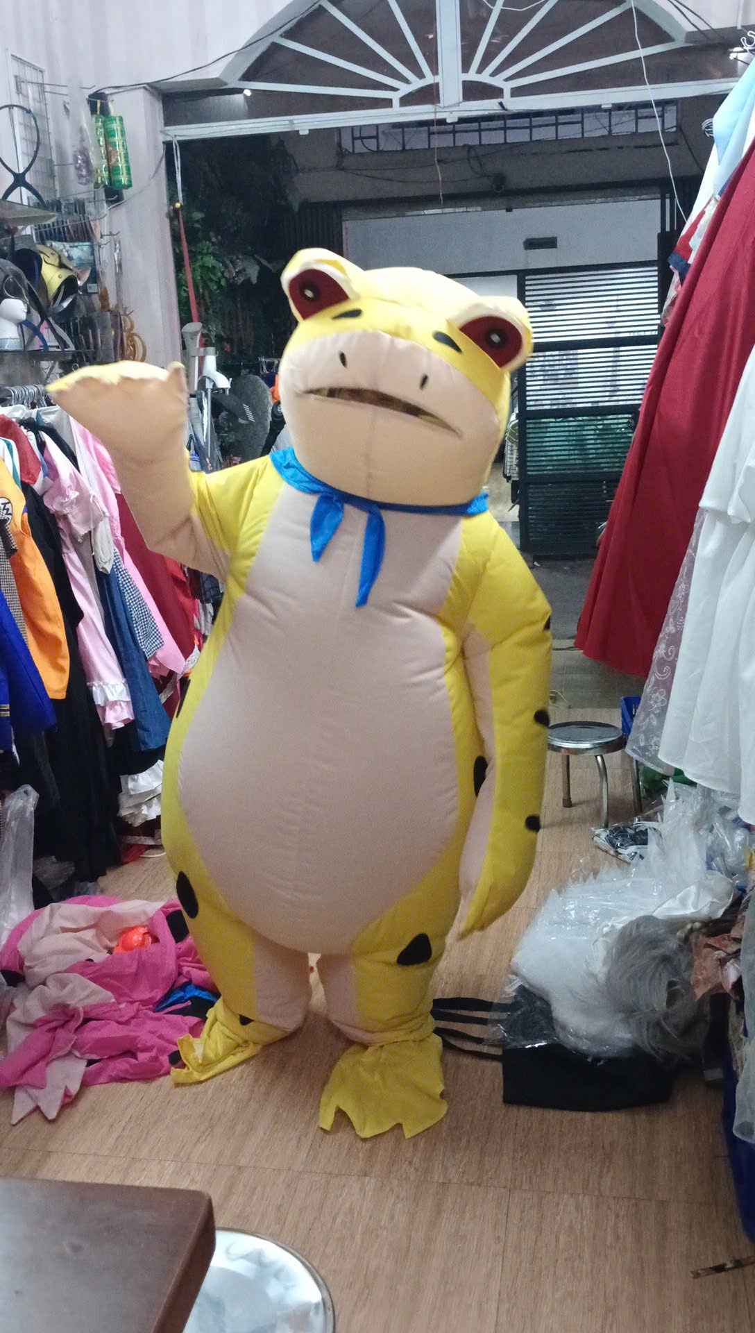 Mascot Ếch Vàng Bơm Hơi Liền Thân - Vải Nhung