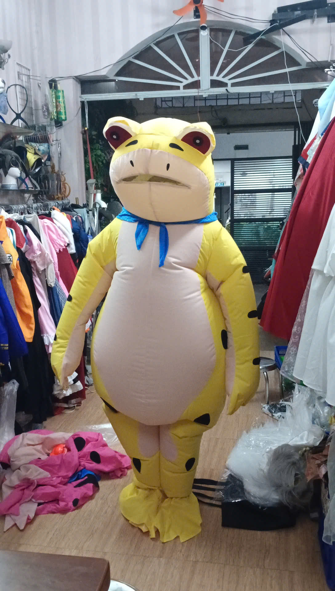 Mascot Ếch Vàng Bơm Hơi Liền Thân - Vải Nhung