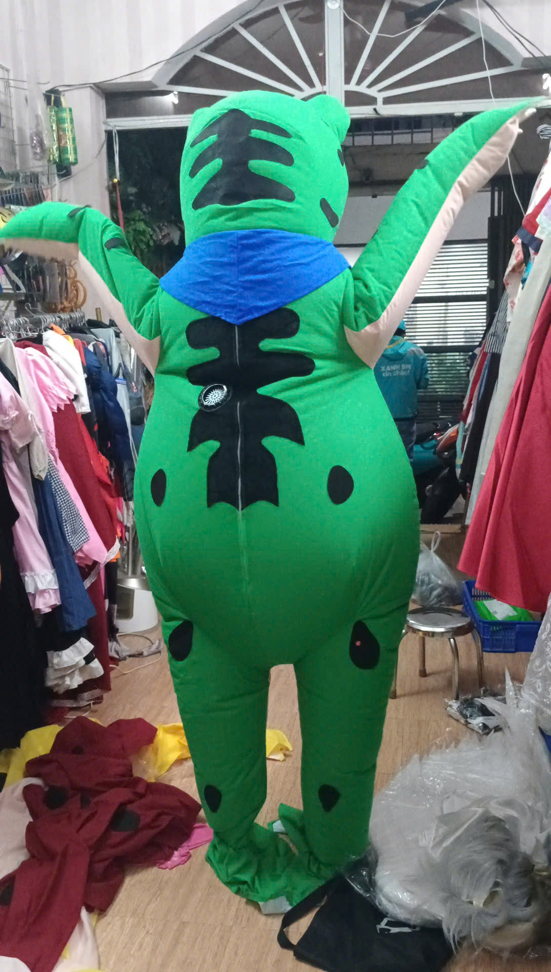 Mascot Ếch Xanh Bơm Hơi Liền Thân - Vải Nhung