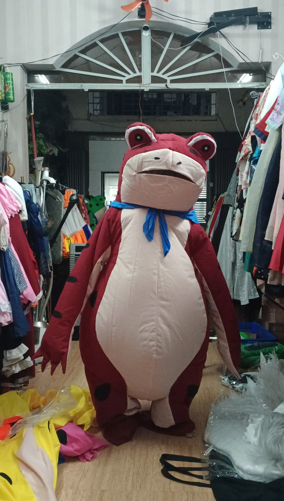 Mascot Ếch Đỏ Bơm Hơi Liền Thân - Vải Nhung