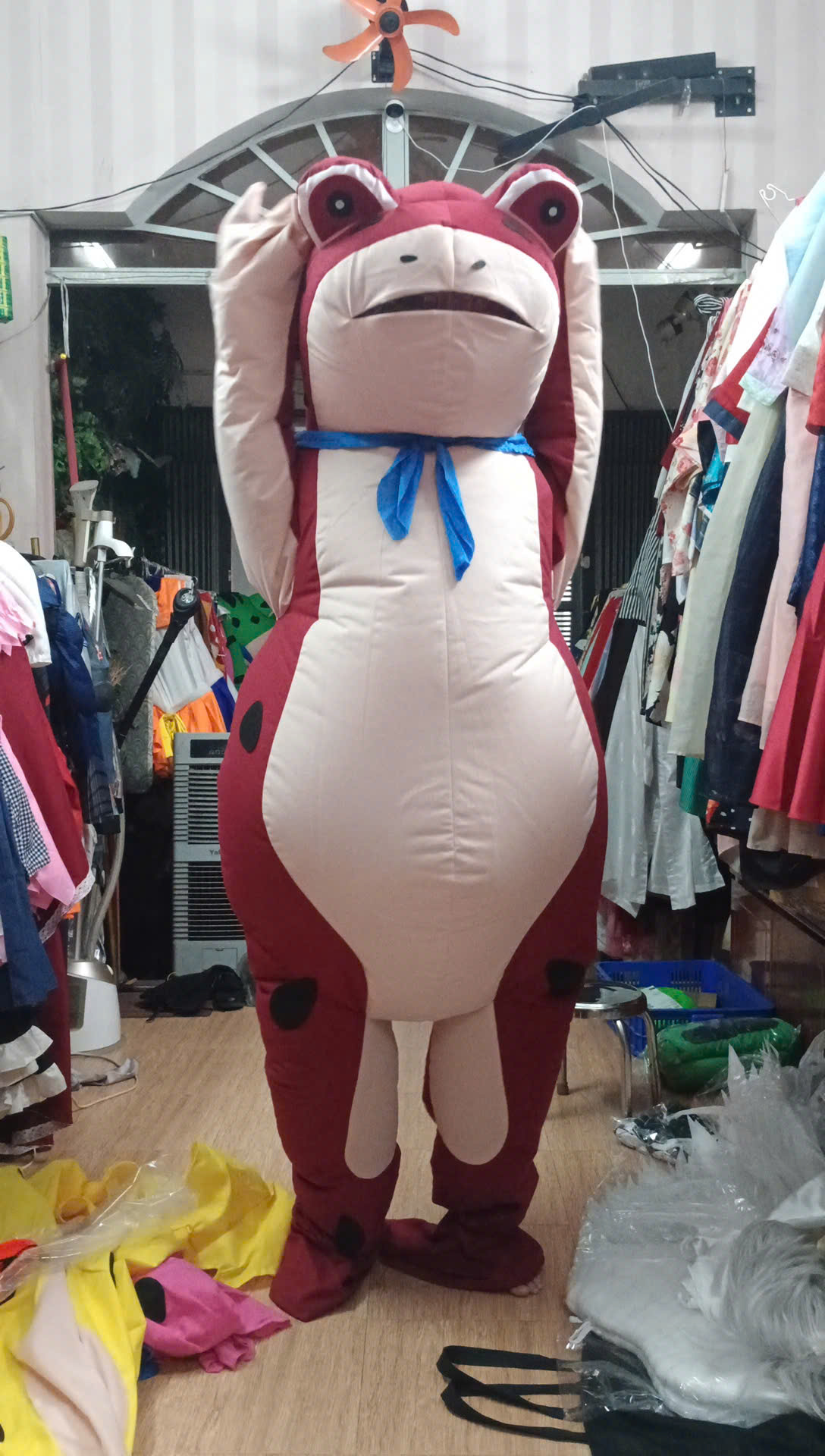 Mascot Ếch Đỏ Bơm Hơi Liền Thân - Vải Nhung