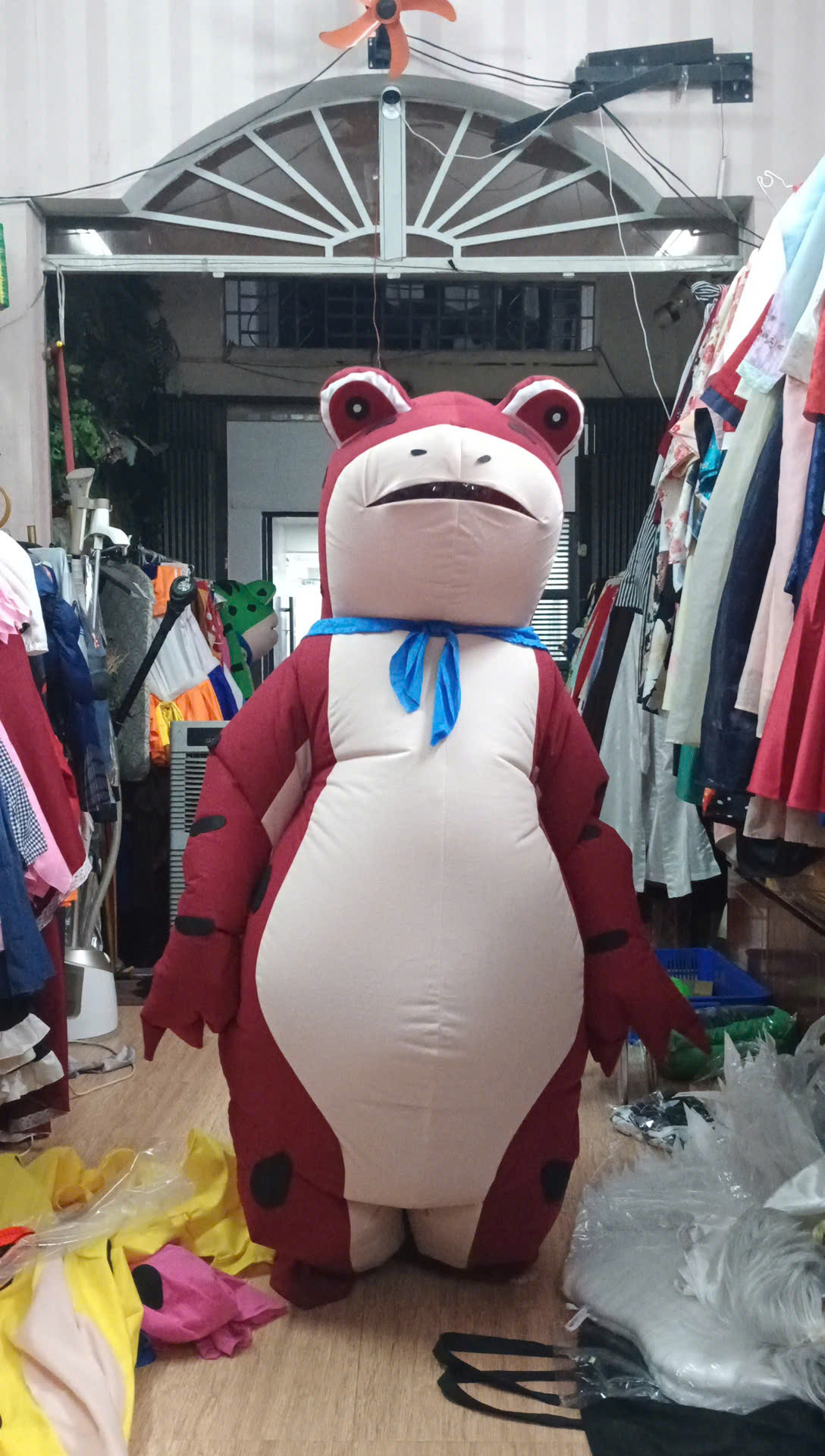 Mascot Ếch Đỏ Bơm Hơi Liền Thân - Vải Nhung