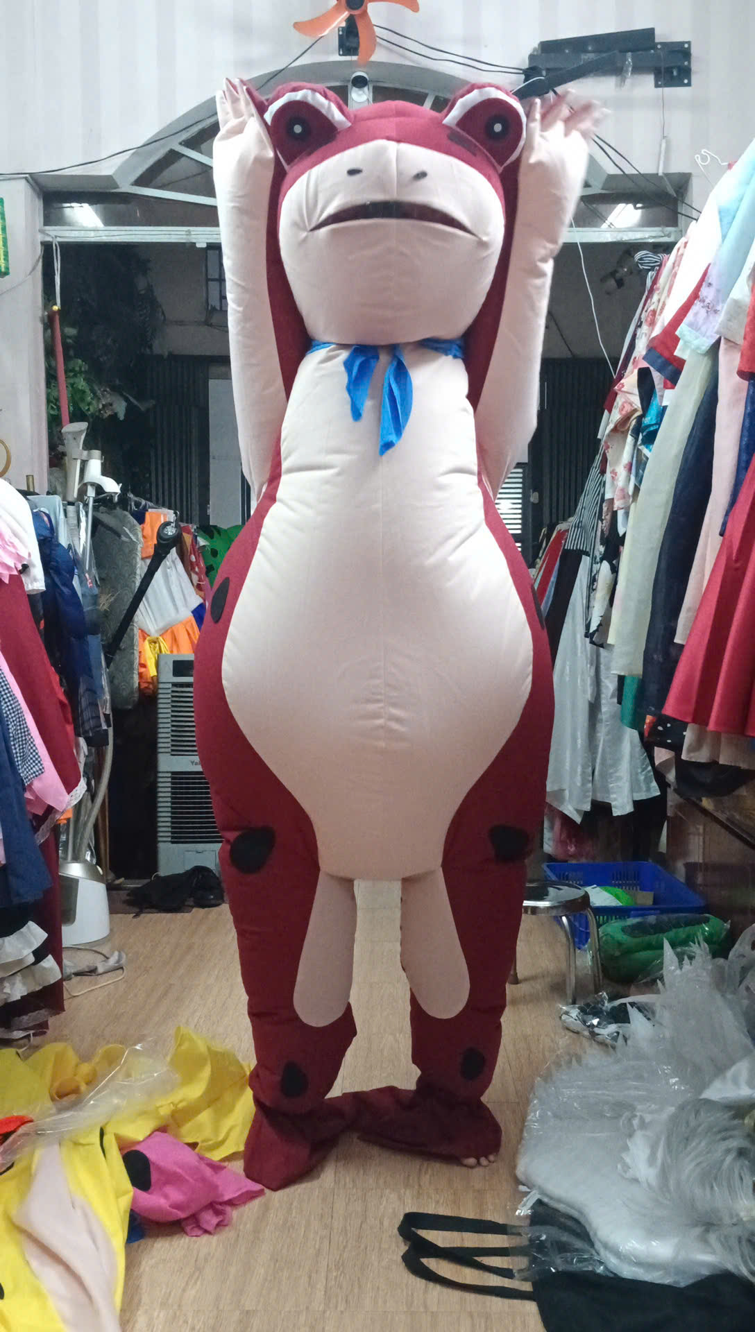 Mascot Ếch Đỏ Bơm Hơi Liền Thân - Vải Nhung