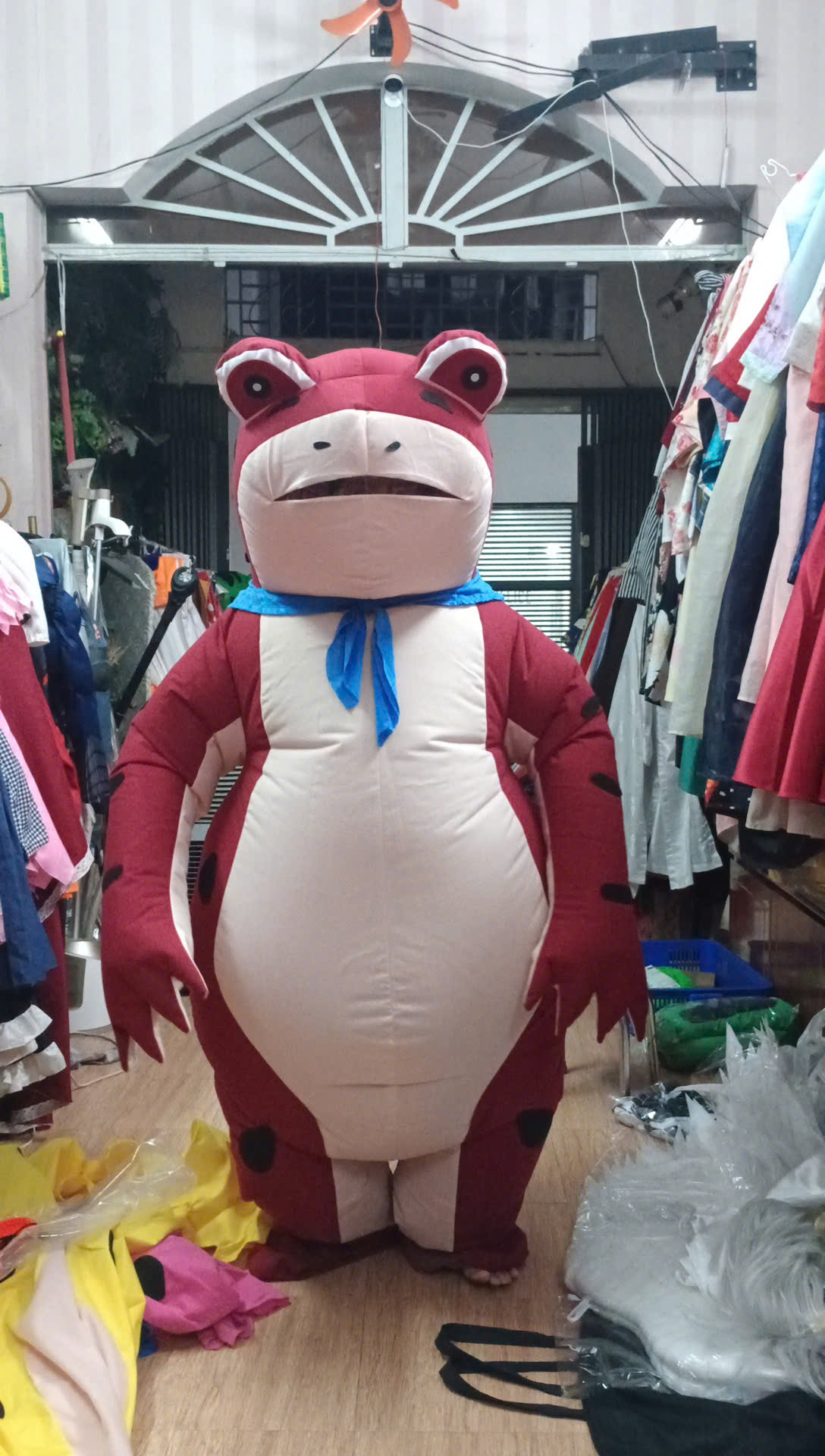 Mascot Ếch Đỏ Bơm Hơi Liền Thân - Vải Nhung