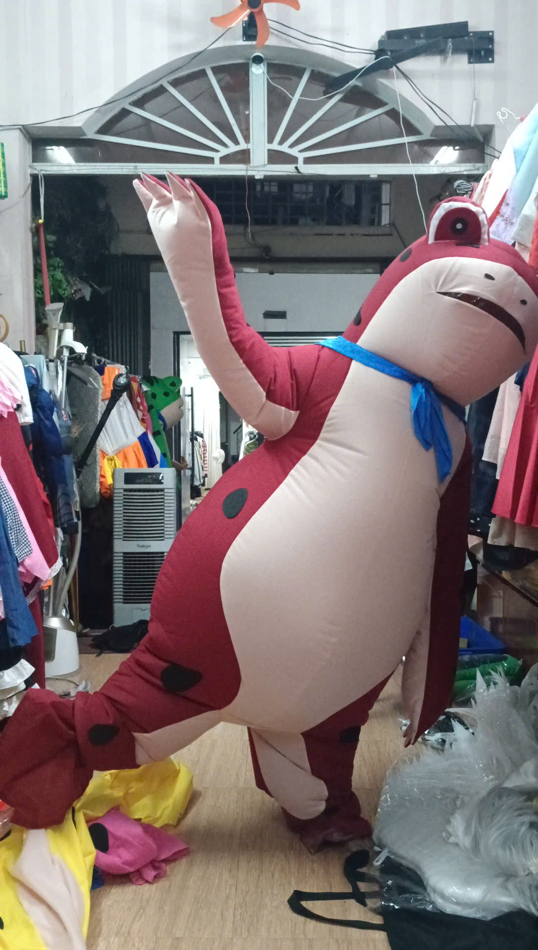 Mascot Ếch Đỏ Bơm Hơi Liền Thân - Vải Nhung