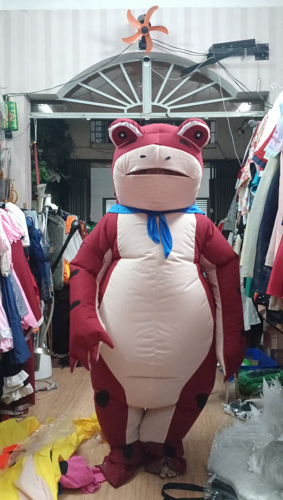 Mascot Ếch Đỏ Bơm Hơi Liền Thân - Vải Nhung