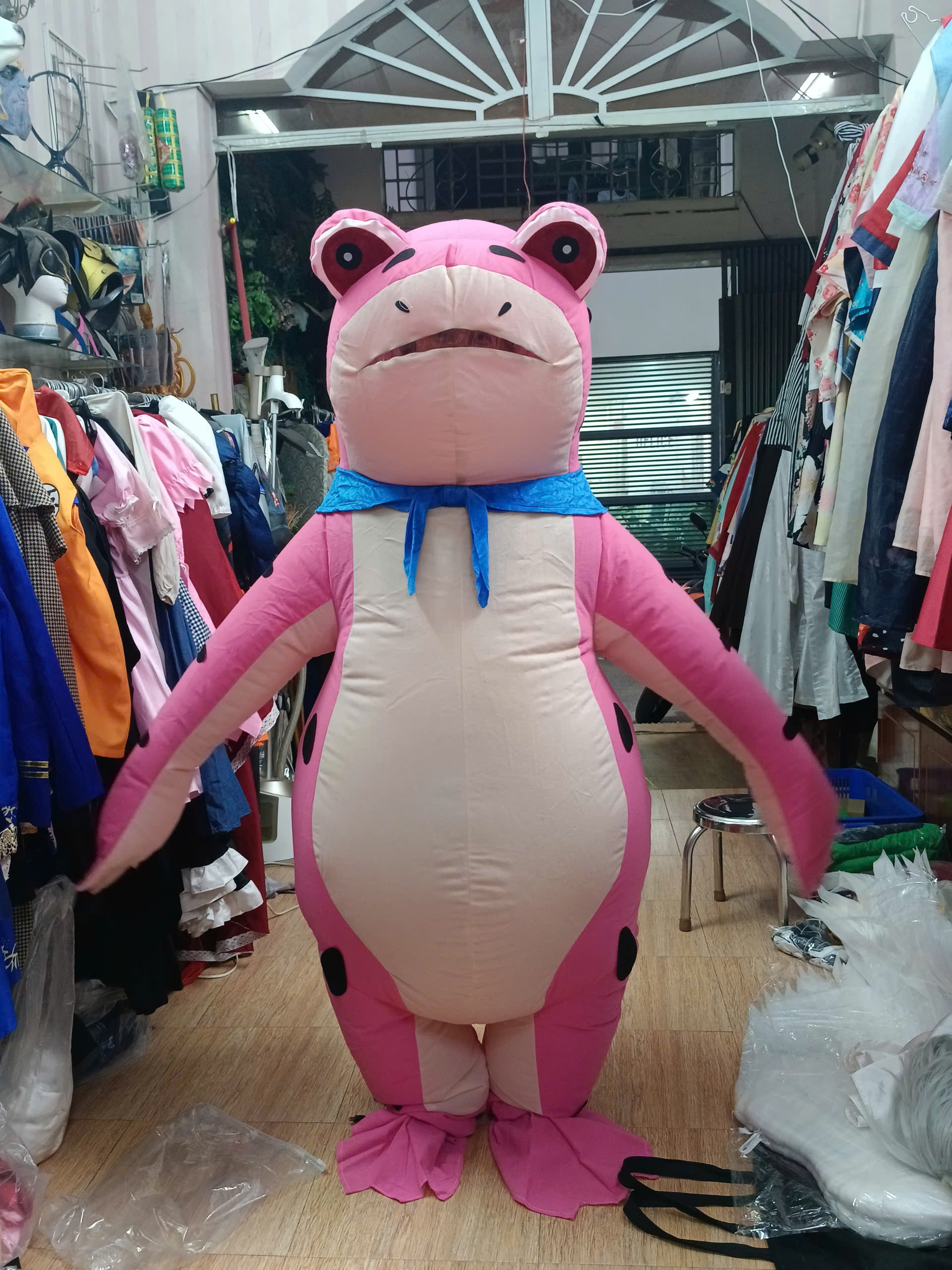 Mascot Ếch Hồng Bơm Hơi Liền Thân - Vải Nhung