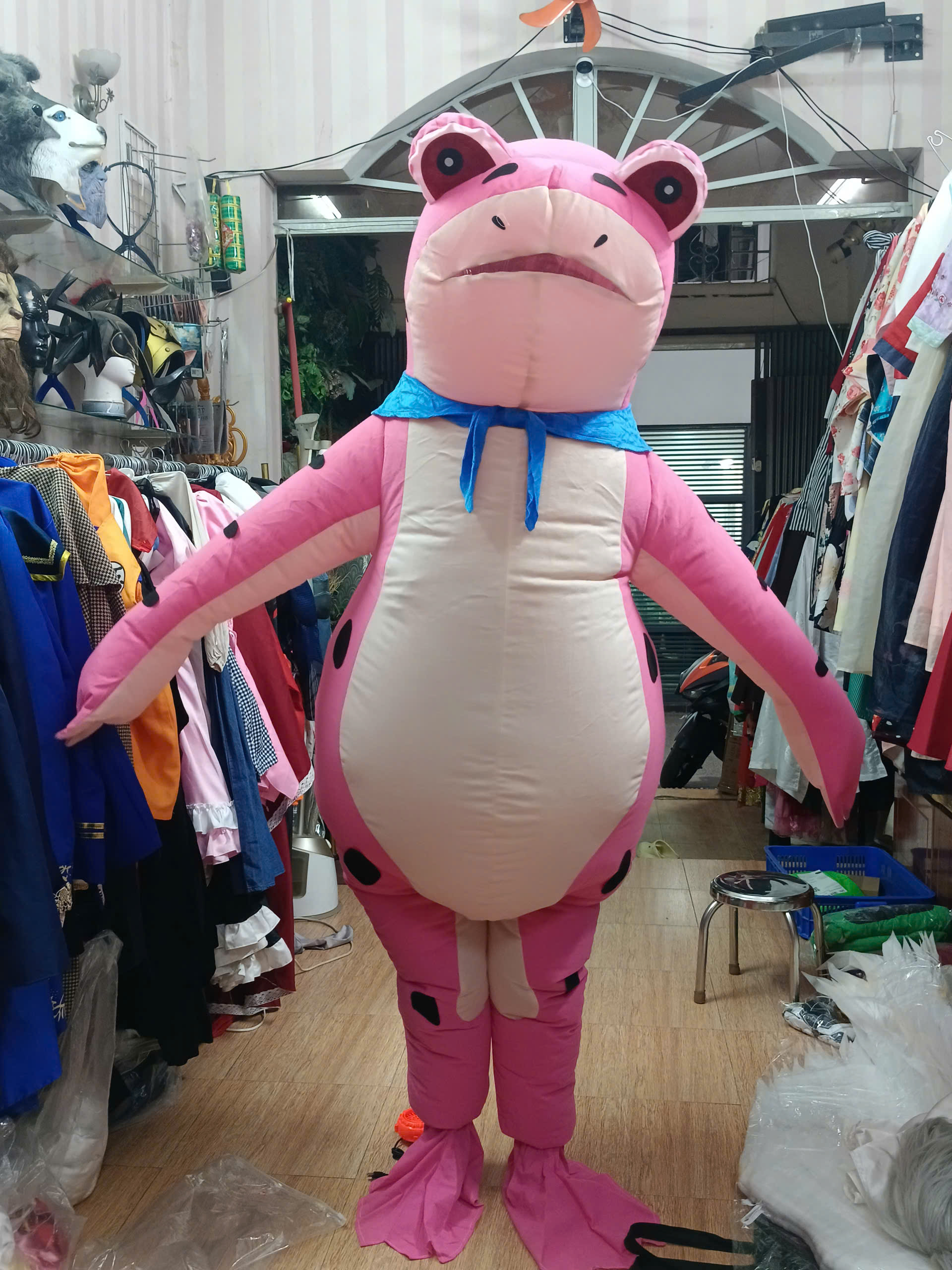 Mascot Ếch Hồng Bơm Hơi Liền Thân - Vải Nhung