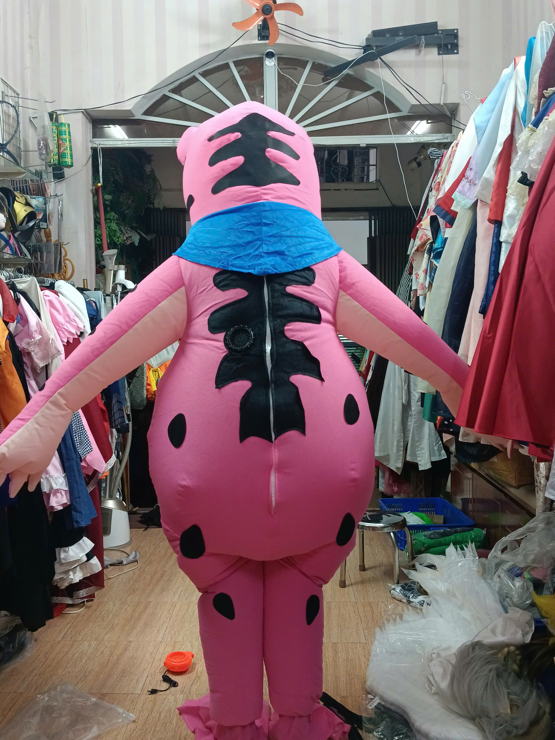 Mascot Ếch Hồng Bơm Hơi Liền Thân - Vải Nhung