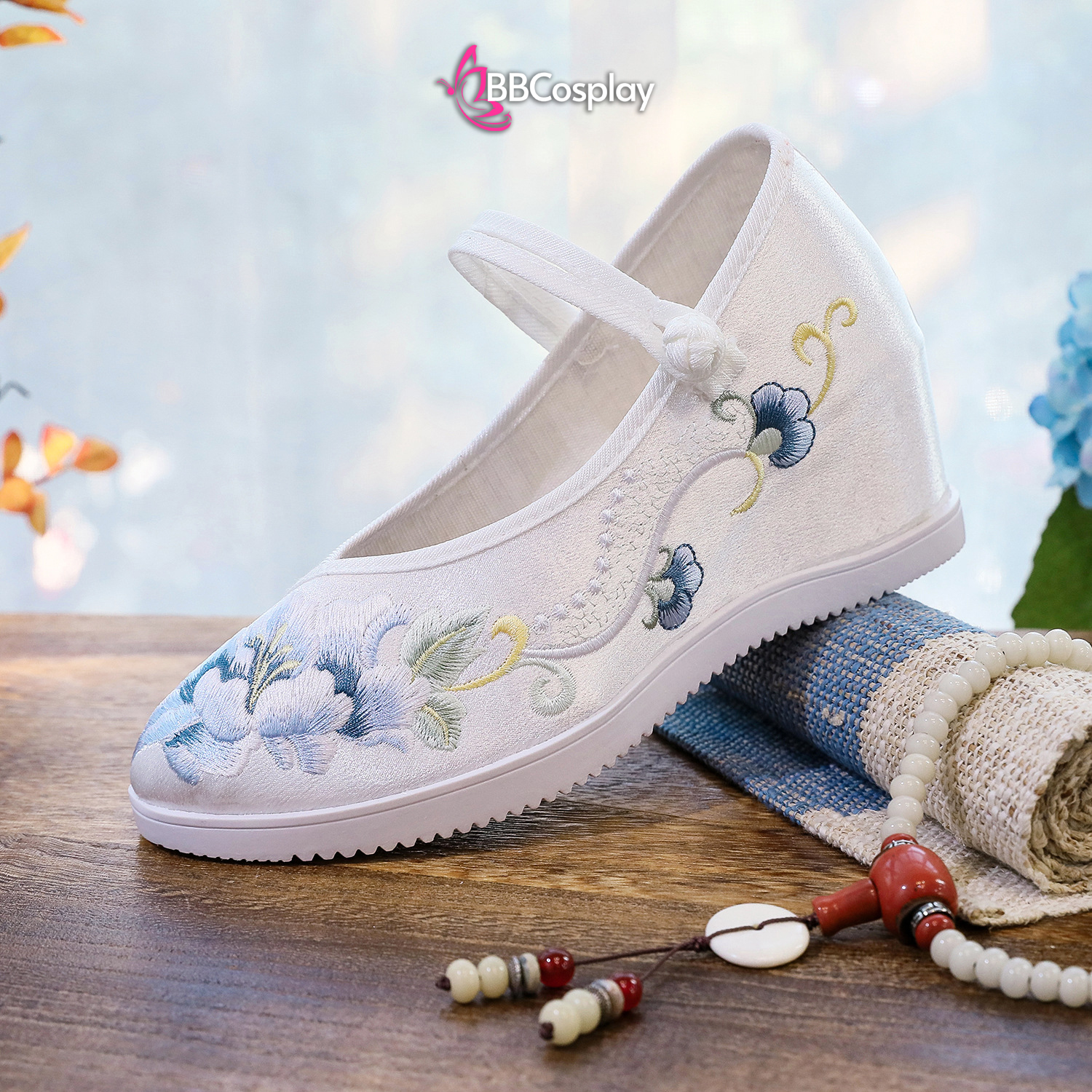 Giày Trắng Thêu Hoa Đế Cao 6Cm Quai Cài Ngang