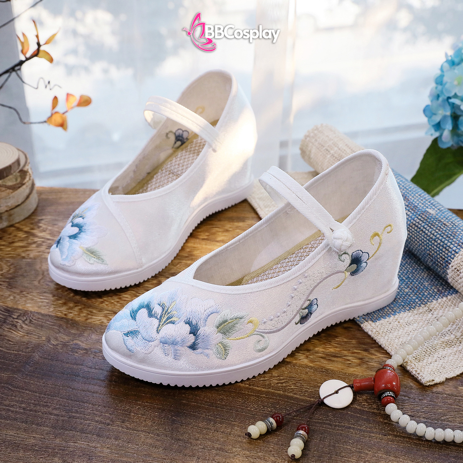 Giày Trắng Thêu Hoa Đế Cao 6Cm Quai Cài Ngang