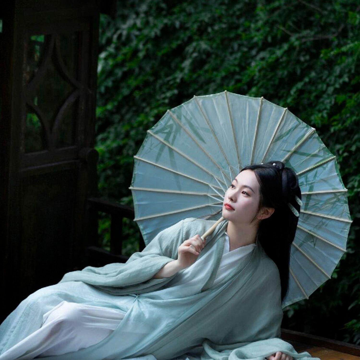 Dù Vải Cổ Trang Xanh Lá Hoạ Tiết Thân Tre