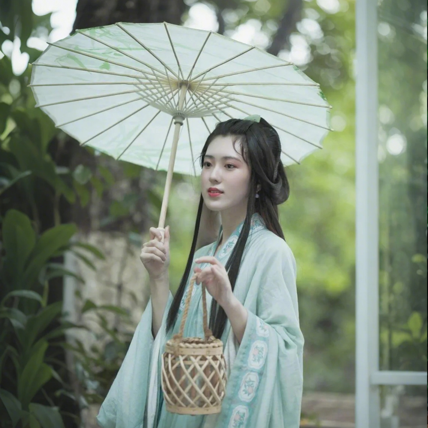Dù Vải Cổ Trang Xanh Lá Hoạ Tiết Thân Tre