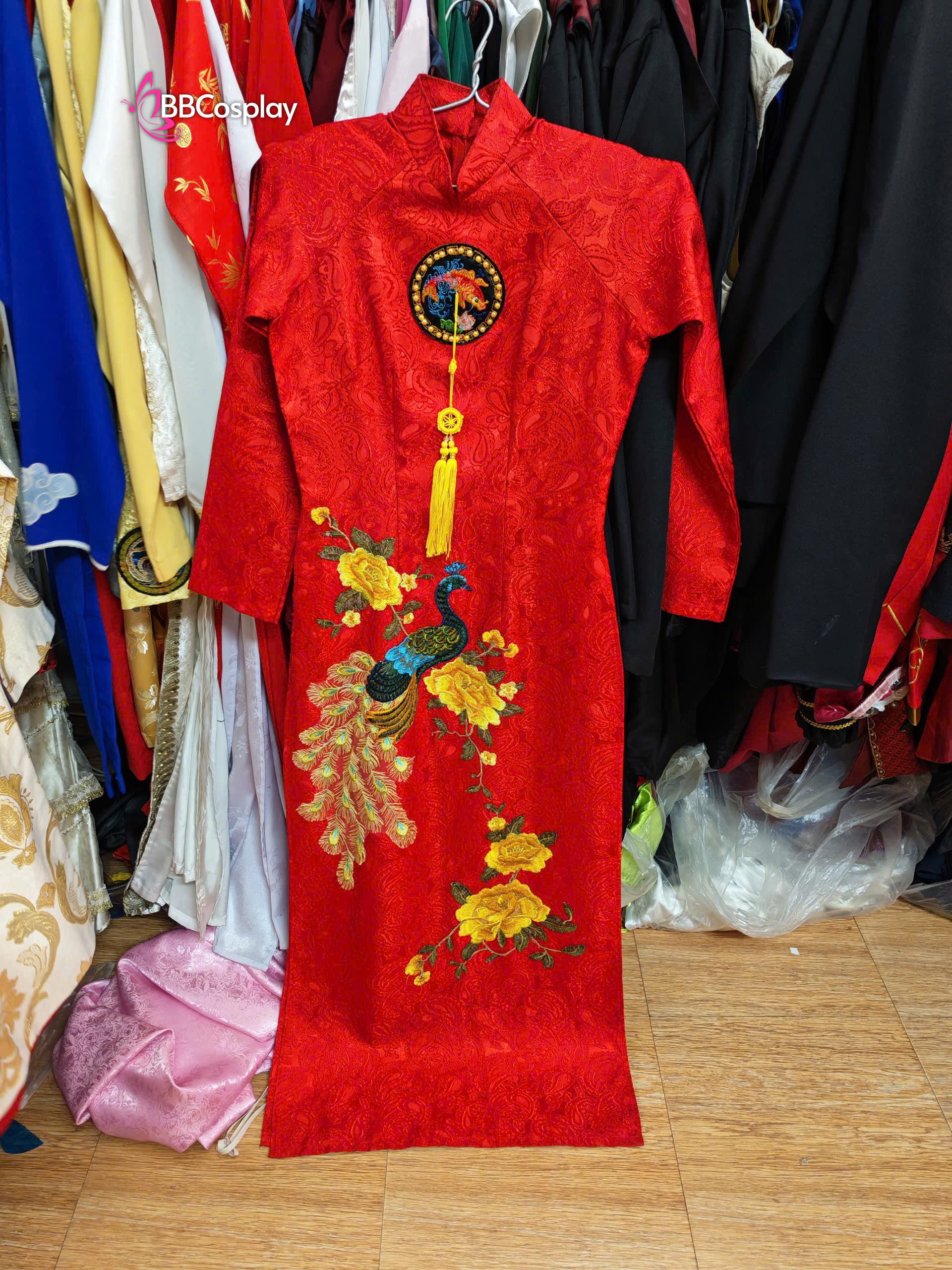 Áo Dài Đỏ Gấm Thêu Hình Công