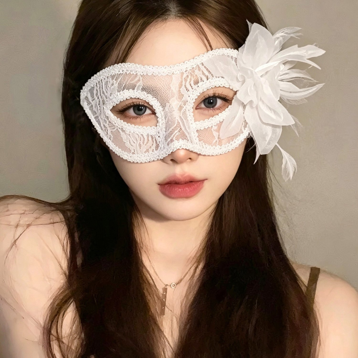 Mặt Nạ Nửa Mặt Ren Xuyên Thấu - Cài Hoa Trắng