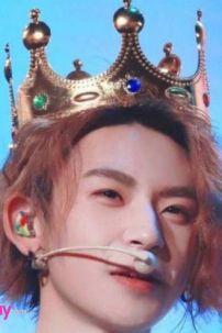 Vương Miện Vua Nhựa Vàng