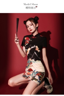 Sườn Xám Cách Tân Hạc Du Thiên Viền Đỏ