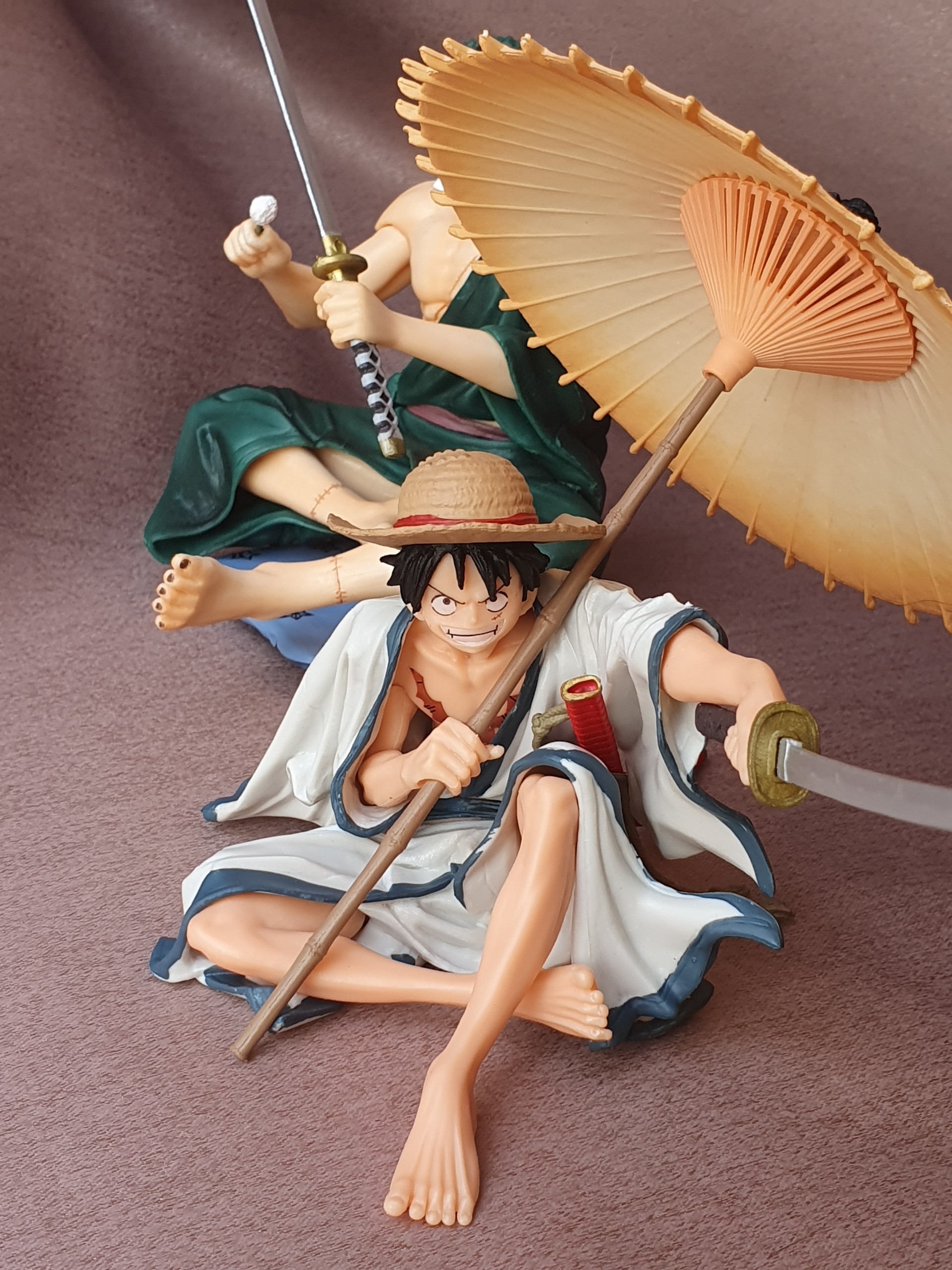 Mô Hình Figure Monkey D. Luffy Tư Thế Ngồi Cầm Ô - One Piece