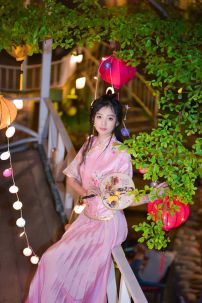 Bộ Sườn Xám Cách Tân Hồng Phấn Dịu Dàng