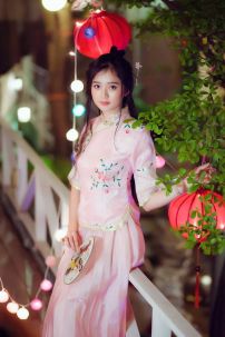 Bộ Sườn Xám Cách Tân Hồng Phấn Dịu Dàng