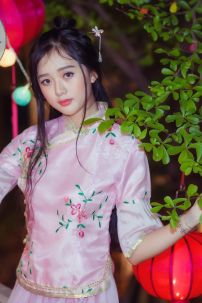 Bộ Sườn Xám Cách Tân Hồng Phấn Dịu Dàng