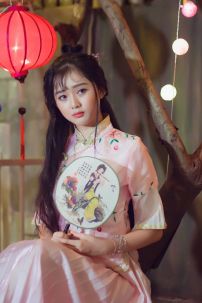 Bộ Sườn Xám Cách Tân Hồng Phấn Dịu Dàng