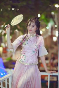 Bộ Sườn Xám Cách Tân Hồng Phấn Dịu Dàng