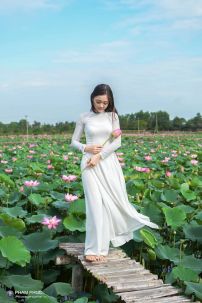 Áo Dài Trắng Lựa Ao Sen