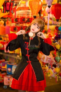 Qiloli Tay Bèo Áo Đen Váy Đỏ