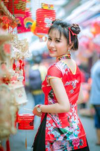 Qiloli In Hoa Cổ Giọt Nước Váy Đen