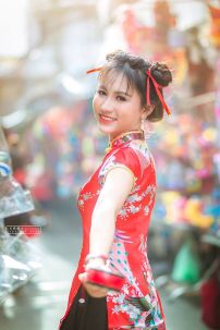 Qiloli In Hoa Cổ Giọt Nước Váy Đen