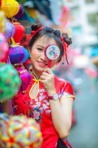 Qiloli In Hoa Cổ Giọt Nước Váy Đen