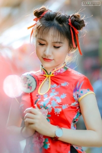 Qiloli In Hoa Cổ Giọt Nước Váy Đen