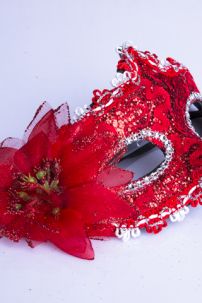 Mặt Nạ Hóa Trang Nữa Mặt Có Ren Gắn Hoa Đỏ