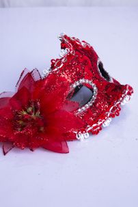 Mặt Nạ Hóa Trang Nữa Mặt Có Ren Gắn Hoa Đỏ