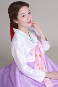Hanbok Hàn Quốc Áo Trắng Thêu Hoa Váy Tím Gấm Nhạt
