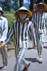 Đồ Tù Nhân Nam Sọc Đen Trắng Cổ Sơ Mi Sọc Đen Trắng